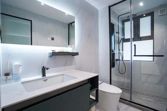 90㎡現(xiàn)代三居，舍主燈換燈帶，巧妙的色彩混搭，打造年輕有趣的生活